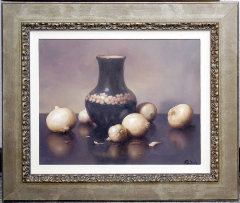908088 Onions and a Vase with Two Garlic Cloves